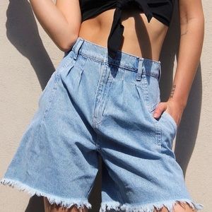 We‎ The Free Venice Bermuda denim Jean shorts, raw edges, pleats & pockets SZ 27